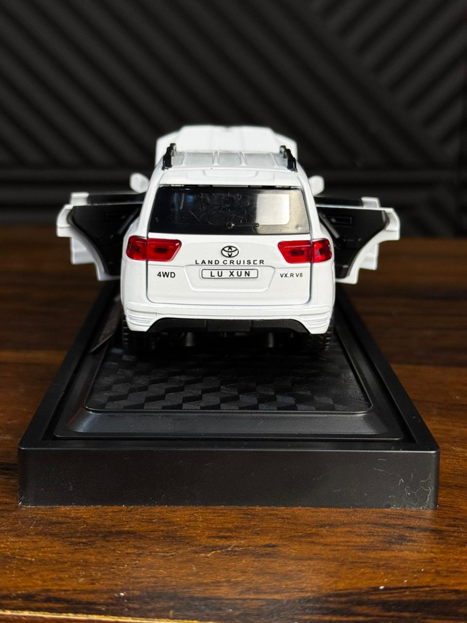 Land Cruiser Die Cast Model 1:28